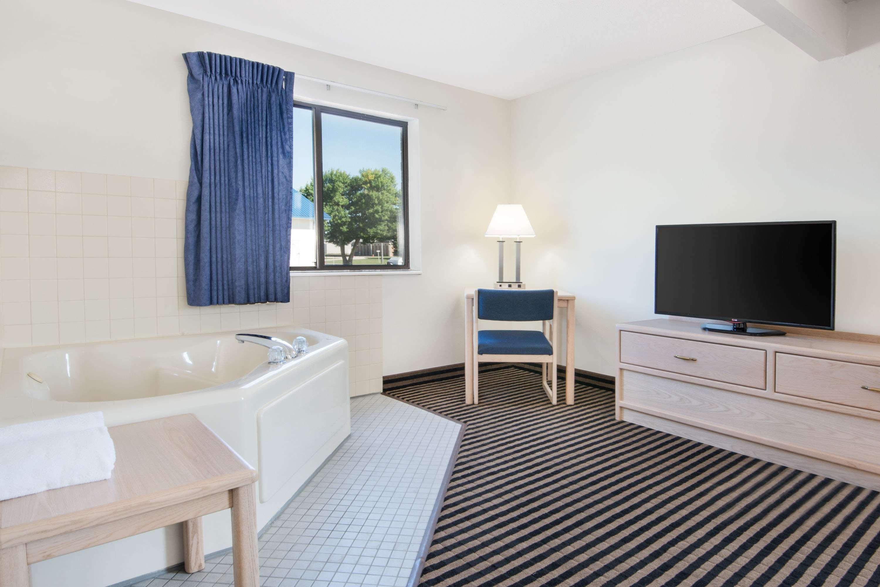 Super 8 By Wyndham Humboldt Otel Dış mekan fotoğraf