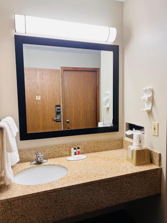 Super 8 By Wyndham Humboldt Otel Dış mekan fotoğraf