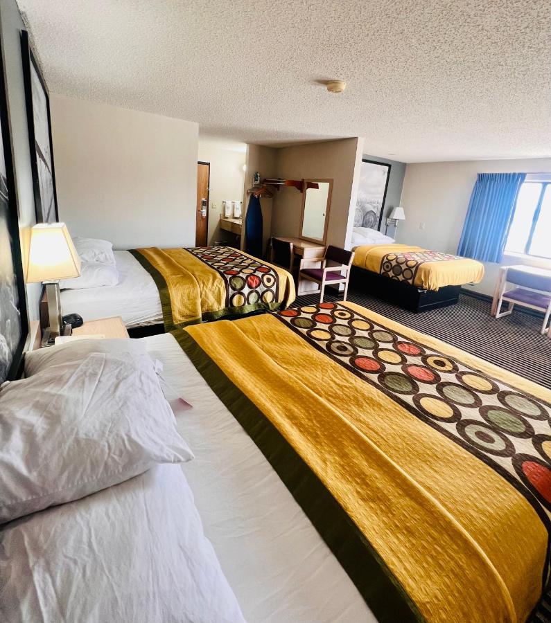 Super 8 By Wyndham Humboldt Otel Dış mekan fotoğraf
