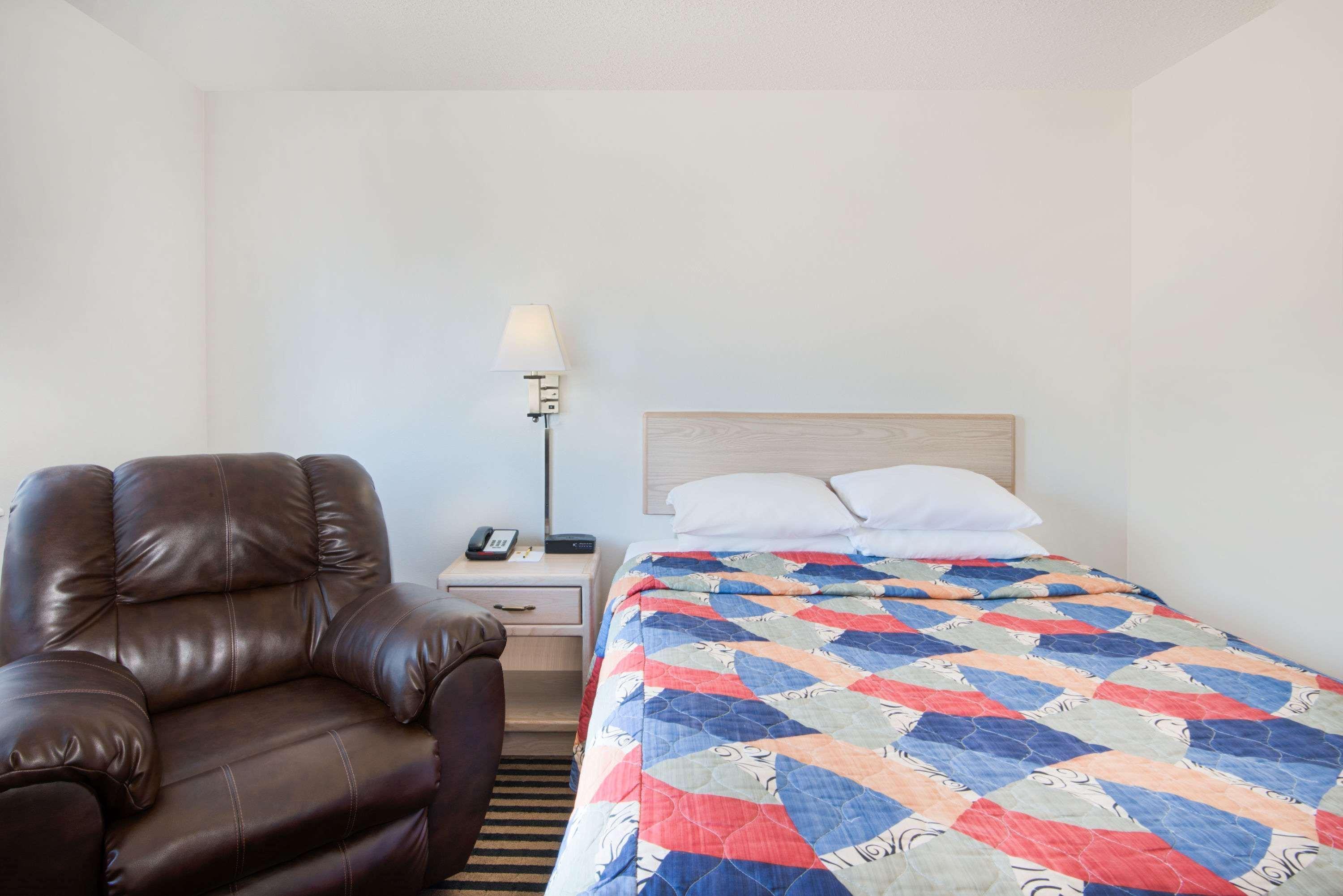 Super 8 By Wyndham Humboldt Otel Dış mekan fotoğraf