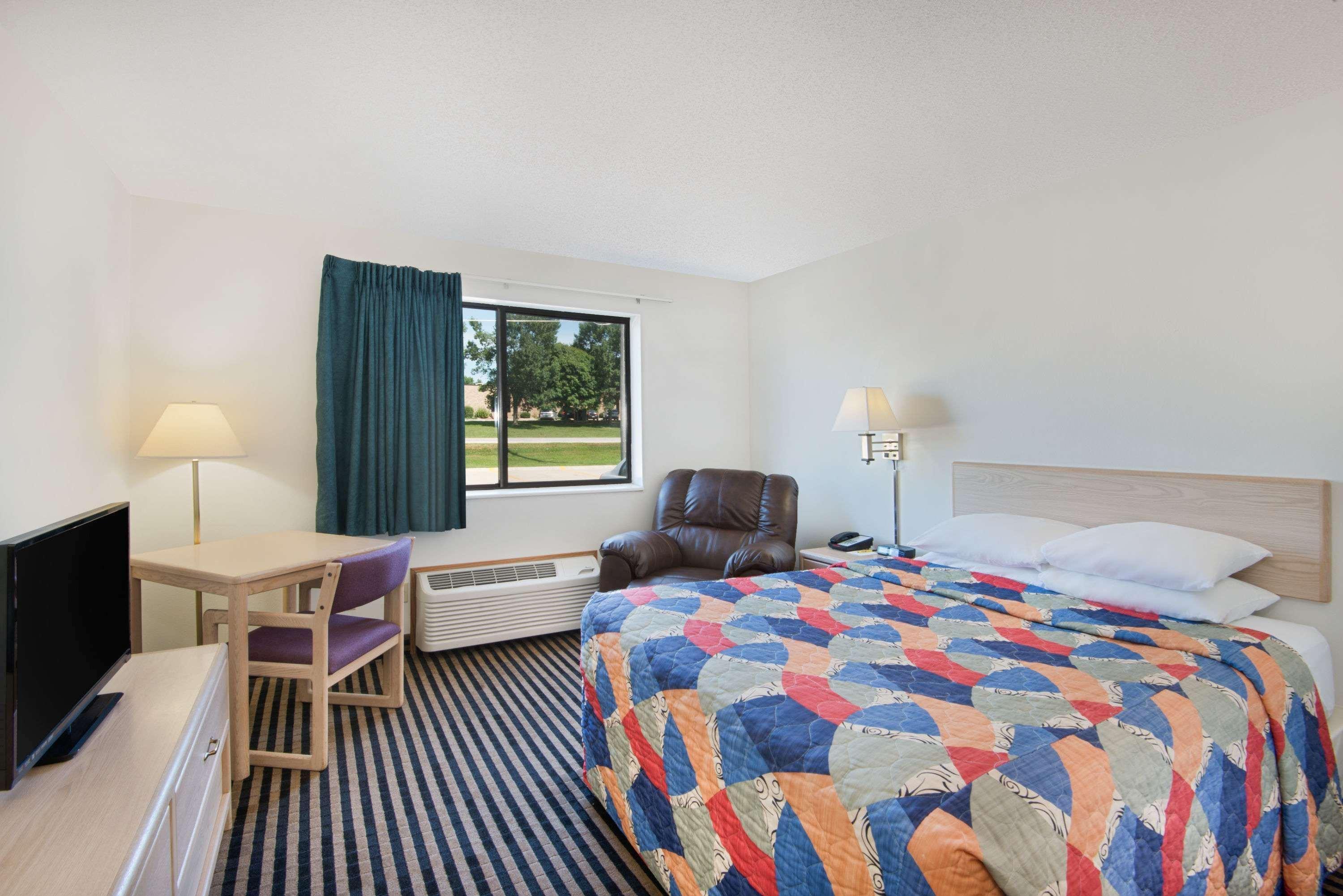 Super 8 By Wyndham Humboldt Otel Dış mekan fotoğraf