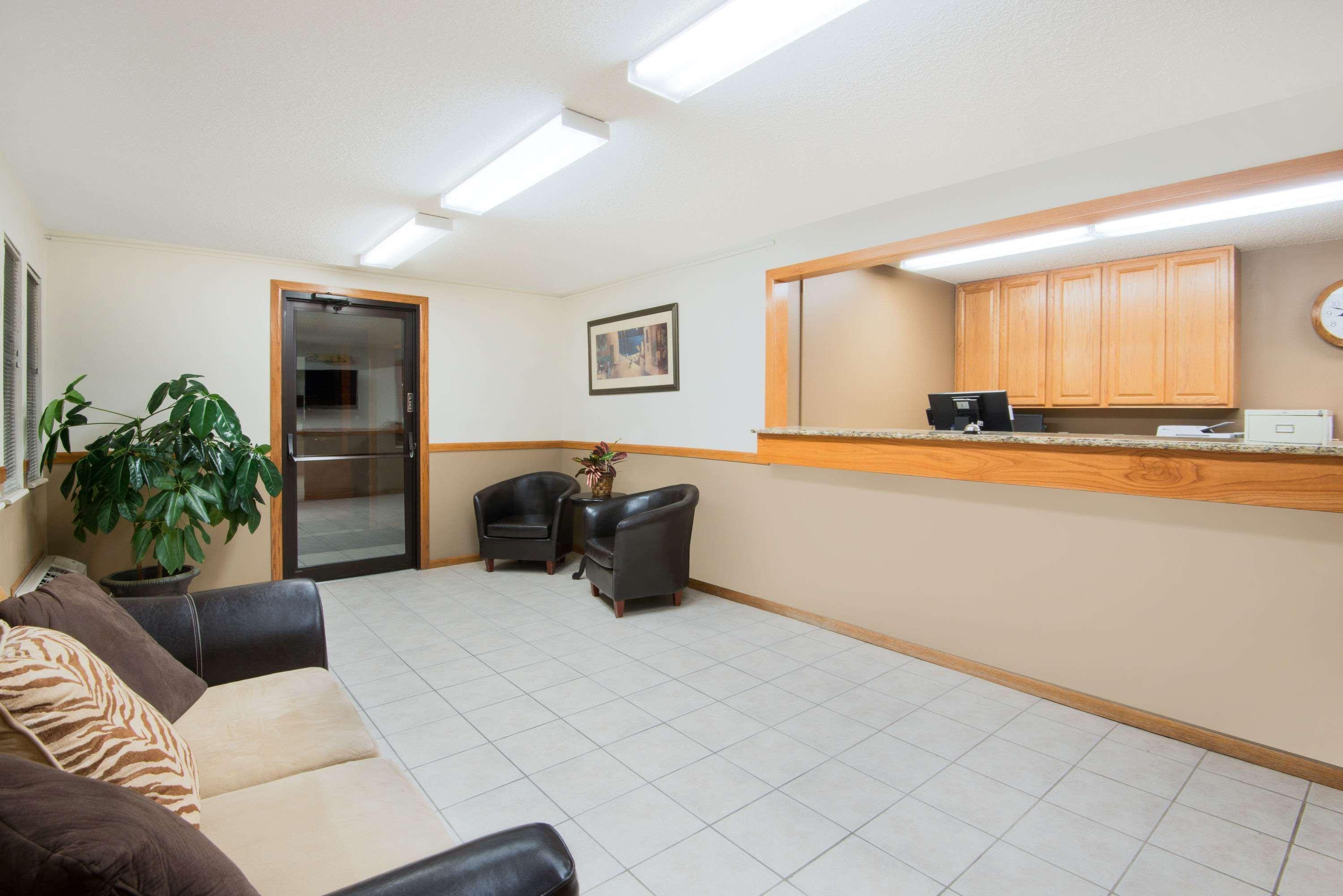 Super 8 By Wyndham Humboldt Otel Dış mekan fotoğraf