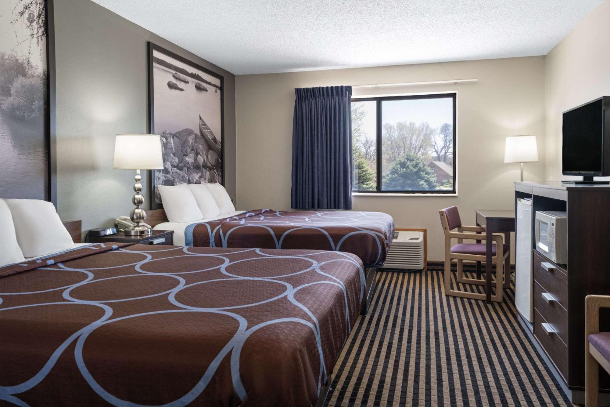 Super 8 By Wyndham Humboldt Otel Dış mekan fotoğraf